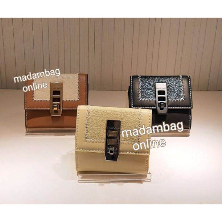 charles-keith-stitch-turn-lock-wallet-กระเป๋าสตางค์ใบสั้น