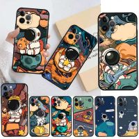 {Doudou Plush} เคสสำหรับ Apple iPhone น่ารักนักบินอวกาศดาว11 13 12 14 Pro 7 XR X XS Max 8 6S บวก5S SE 2020 13Pro ฝาครอบโทรศัพท์สีดำ Capa 14