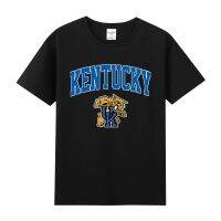 เสื้อยืดโอเวอร์ไซส์∋❏American Kentucky University of ncaa พิมพ์รอบผ้าฝ้ายแขนสั้นผู้ชายและผู้หญิงเสื้อยืดฤดูร้อน bfS-4XL  9XFA