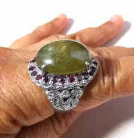 พลอยแท้  Green sapphire แหวนเขียวส่อง 18 กะรัต ล้อมโกเมน เรือนเงินแท้ชุบทองคำขาว ฉลุลายด้านข้าง ไซส์ 54