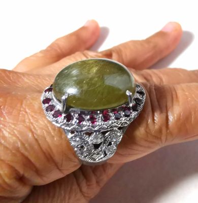 พลอยแท้  Green sapphire แหวนเขียวส่อง 18 กะรัต ล้อมโกเมน เรือนเงินแท้ชุบทองคำขาว ฉลุลายด้านข้าง ไซส์ 54