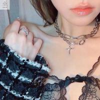 KISSCAT สร้อย jewelry เงางาม ปรับได้ กับมุก Choker กระดูกไหปลาร้า ของขวัญเครื่องประดับ โซ่คอ สาวๆ ดีไซน์สไตล์เกาหลี สร้อยคอผู้หญิง จี้ไม้กางเขน สร้อยคอสองชั้น