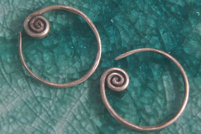 COIL EARRINGS HAMMERED PURE SILVER KAREN HILL TRIBE สวยงาม ตำหูเงินกระเหรี่ยงทำจากมือชาวเขา มีลวดลายเด่น สะดุดตา