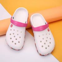 [A NEW HOT] ✓ จระเข้ใหม่รองเท้าผู้หญิงรองเท้าแตะเที่ยวทะเลหน้าร้อน Crocs หลุม