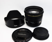 Sigma 50mm f/1.4 EX DG HSM ออโต้โฟกัส เป็น เลนส์ มาตรฐาน ที่ให้รูรับแสงสูงสุดf/1.4 เป็นเลนส์ ที่เหมาะสำหรับ การใช้งานกับแคนนอน ดิจิตอลหรือกล้องฟิล์มSLR เมื่อใช้กับ กล้อง Canon ดิจิตอล SLR ที่มีเซ็นเซอร์ ขนาด APS- C ,ความยาวโฟกัส ของเลนส์ เทียบเท่า นี้จะเป