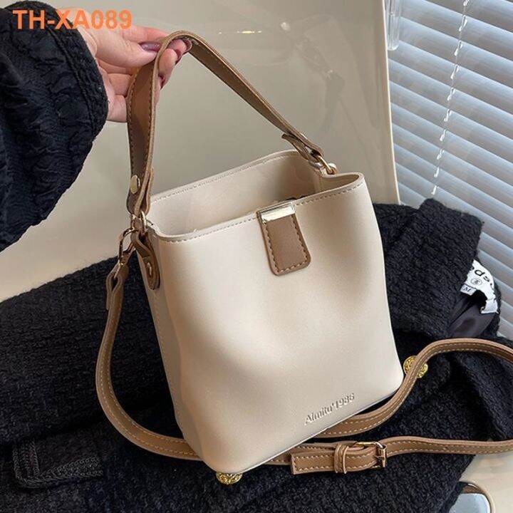 กระเป๋าผู้หญิงกระเป๋าถือสีบริสุทธิ์-2023-ใหม่-ins-all-match-texture-retro-single-shoulder-messenger-bucket-bag