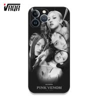 VRQR K-Pop Blackpink เคสโทรศัพท์แฟชั่นสำหรับเด็กผู้หญิง iPhone 11 15 Pro Max 12 Pro Max 13 Pro Max 14 Plus 12 Mini 13 Mini คอนเสิร์ตเกิดสีชมพูน่ารักและวัสดุซิลิโคนบางเป็นพิเศษสำหรับเด็กผู้หญิงกล้องส่งสายคล้อง