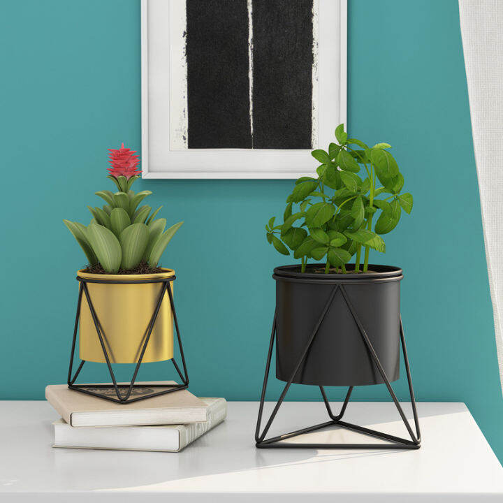 Pot bunga logam dekorasi di taman luar dan dalam ruangan berdiri atas