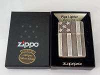 ZIPPO 28974 US FLAG  ARMOR CASE  ANTIQUE SILVER PLATE  -PIPE ผิวชุบเงินแท้  ตัวถังนอกหนาพิเศษ1.5เท่า  ลายแกะลงเนื้อลึกๆ  ลายธงชาติอเมริกา  ตูดตัน     ของใหม่