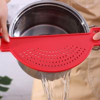 1PC Kitchen Drain Basket Washing Rice Filter Leak proof Baffle Pot Side Drainer Plastic Water Filter Baffle Kitchen Gadgets