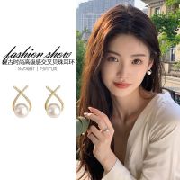 Jewelry Bling ? ต่างหูแบบเสียบ ทรงสามเหลี่ยมสีทองล้อมเพชรประดับมุก สไตล์ฝรั่งเศส น่ารัดสุดๆ