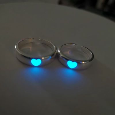 แหวนความรักหัวใจคู่รักเรืองแสงสีฟ้าเรืองแสงในที่แหวนสีดำ