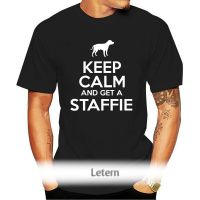 ใหม่ เสื้อยืดลําลอง แขนสั้น พิมพ์ลาย Keep Calm And Get A Staffie Dog Lover Owner ของขวัญตลก สําหรับสัตว์เลี้ยง สุนัข  FURW