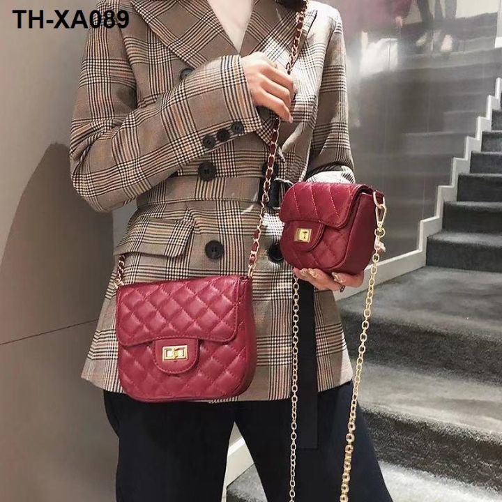 xiaoxiangfeng-2023-ใหม่กระเป๋าniche-design-senseกระเป๋าmessengerกระเป๋าผู้หญิงกระเป๋าเล็กใหม่สไตล์ต่างประเทศกระเป๋าโซ่