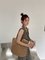 Handwoven Bag Straw Tote Bag กระเป๋าผ้าสาน-ถัก ลดโลกร้อน มีผ้าโพลีเอสเตอร์ซับด้านในกระเป๋า สะพายไหล่ มีซิปบน แถมพู่ห้อย พร้อมส่งค่ะ