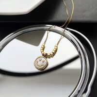 สร้อยคอ Zoe Necklace สำหรับผู้หญิง,จี้ลูกปัดสี่เหลี่ยมใบหน้ายิ้มสายไทเทเนี่ยมเหล็กไม่ซีด18K เครื่องประดับชุบทองแท้ของขวัญ