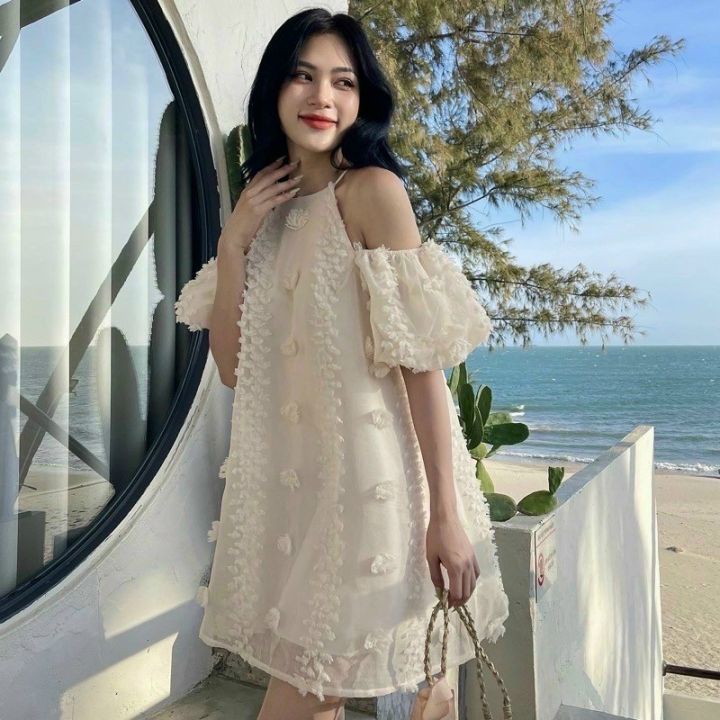 Váy Cổ Yếm Đẹp Mơ Màng Của Người Đẹp Việt
