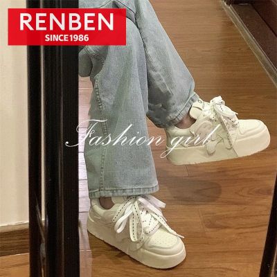 RENBEN Niche ใหม่ล่าสุดพิมพ์ลายตัวอักษรรุ่นรองเท้าสีขาวเล็กๆน้อยๆนักเรียนหญิงเกาหลีพื้นหนาอเนกประสงค์แบบลำลองเทรนด์รองเท้าขนมปัง