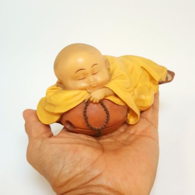 ตุ๊กตาเรซิ่น พระจีนเส้าหลิน Little Chinese Monk กำลังนอน เป็นของสะสมน่ารัก  เหมาะสำหรับตกแต่ง บ้าน โต๊ะทำงาน หรือ หน้ารถ