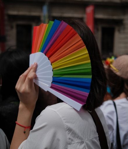 พัด-พัดสีรุ้ง-พัดมือถือ-พัดมือจับ-พัดหลายสี-พัดหลากสี-พับได้-ก้านพลาสติกสีขาว-rainbow-lgbt-lgbtq-pride-gay-hand-fan-parade-party-fancy-prop