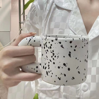 เครื่องชงกาแฟ Infuser T Eaware ชงเซรามิกที่มีการจัดการ Ins ความงามสูงไขมันถ้วยสีดำและสีขาวหมากรุกเครื่องหมายถ้วยนมถ้วยกาแฟ