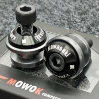 YOYOCAM MOWOK CNC 2pcs สปูน ยกล้อหลัง ยกรถ LOGO KAWASAKI 8mm swingarm spool Aluminium - สีไทเทเนียม TITANIUM COLOR