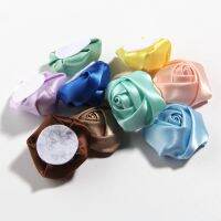 10PCS 3.6ซม. 1.4 "แฟชั่น Rose Bud ดอกไม้สำหรับอุปกรณ์เสริมผม Mini รีด Rosettes ซาตินริบบิ้น Rose ผ้าดอกไม้สำหรับ Headbandhot
