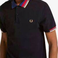 FREDPERRY เสื้อเสื้อโปโลแบบมีปักคอปกหูข้าวสาลีของผู้ชาย,เสื้อยืดแขนสั้นอินเทรนด์ชุดธุรกิจลำลองแบบบางพอดีตัว