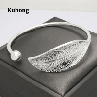 Kuhong สร้อยข้อมือใบเงินสวยงามสำหรับวัยรุ่นหญิงกำไลข้อมือแบบเปิด Charm เครื่องประดับสตรีของขวัญกำไลข้อมือสุดหรู