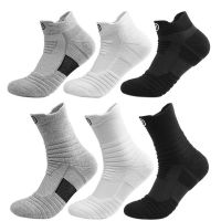 1 Pair Men Running Cotton Soft Black White Grey Ankle Socks /Sports Basketball Football Cycling Hiking Tennis Ski Wicking Moisture Sock / Anti Slip Breathable Thick Seamless Profession Athletic Middle Tube Sock