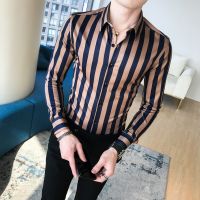 (Celebrity Menswear) Camisa Masculina ฤดูใบไม้ผลิเสื้อผู้ชายชุดแนวตั้งลาย Streetwear ผู้ชายบางเสื้อลำลองแขนยาว C Hemise Homme เสื้อทักซิโด้