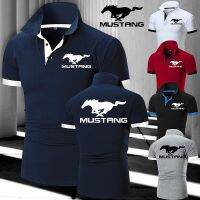 คลังสินค้าพร้อม Mustang เสื้อยืดคอปกผู้ชายพิมพ์บุคลิกภาพสลิมฟิตเสื้อแขนสั้นกีฬาเสื้อโปโลลำลอง