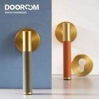 Dooroom ทองเหลืองหนังประตูก้านชุดแสงที่ทันสมัยหรูหราหลายสีภายในห้องนอนห้องน้ำไม้ล็อคประตูชุดจับ