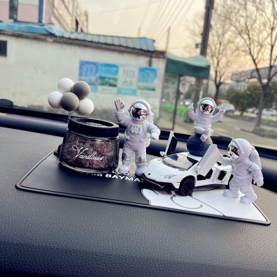 Astronauts car small place creative sense of high-grade automotive aromatherapy senior male perfume astronauts interior decoration