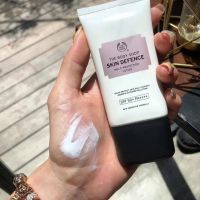 THE BODY SHOP SKIN DEFENCE MULTI-PROTECTION ESSENCE SPF50 PA++++ กันแดด เนื้อเอสเซนส์ บางเบา เนื้อน้ำนมที่แตกตัวเป็นน้ำเมื่อทาลงบนผิว ซึมไว ไม่เหนอะ