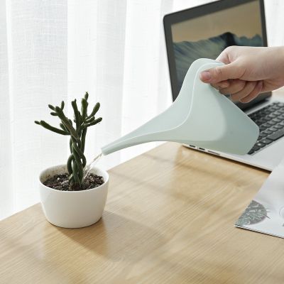 【CC】 Plastic pouring water bottle with pointed mouth and long flower potted watering can tool