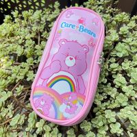 กระเป๋าใส่เครื่องเขียน ใส่เครื่องสำอางค์ Care Bears มาใหม่ วัสดุเป็น PU มีซับด้านใน ด้านในมีช่องแยกของ พร้อมส่งครบ 6 ลาย ตามภาพ ขนาด 22×11×6 cm