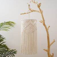 โป๊ะโคมไฟ Macrame ที่คลุมโคมไฟแขวนสไตล์โบฮีเมียนห้องหอพักการตกแต่งบ้านห้องนอนที่ทันสมัยห้องนั่งเล่นสถานรับเลี้ยงเด็ก