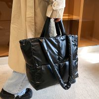 【CW】 Capacity Big Tote 2022 Padded Handbags Designer Shoulder Luxury Large Down Cotton shopping bags Purses