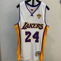 Nba24/7เคสโทรศัพท์โคบี้หมายเลข24 Lakers โลโก้แชมเปี้ยนซีซั่น09-10สำหรับทั้งหญิงและชายปักสีขาวชุดบาสเก็ตบอลชุดบาสเก็ตบอลจริง