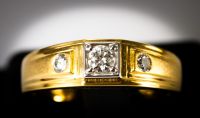 (R135 ชื่อแบบ "กระโดน") : แหวนทองคำประดับเพชรเม็ดยอด 30 ตัง ประดับเพชรข้าง 5 ตัง น้ำ100 (D Color)