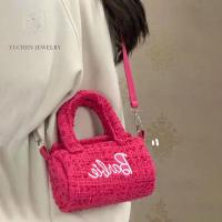 YUCHEN Barbiestyle ,Barbie,Barbiepink,Barbiecore งานปัก กระเป๋า Crossbody ตัวอักษรสำหรับเด็ก ชุดเดรสพิมพ์ลาย กระเป๋าโท้ท เทรนด์เทรนด์ เล็กๆน้อยๆ กระเป๋าสะพายไหล่แบบสั้น สาวๆ