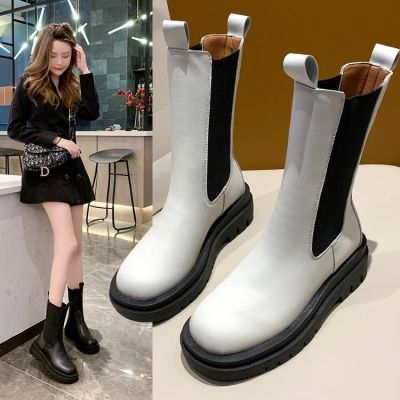 In the spring of 2021 the new boots pipe boots high boots boots flat ladies boots British wind shoes