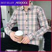 MOQOOL Kwai Net ผู้ชายสไตล์ใหม่สีแดงในฤดูใบไม้ผลิและฤดูร้อนเสื้อเชิ้ตลายสก๊อตเดียวกันเสื้อคลุมบางๆฉบับภาษาเกาหลีสังคมอินเทรนด์ชายหนุ่ม