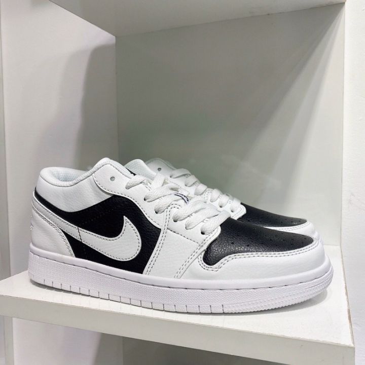 Giày thể thao Air Jordan 1 đen, sản phẩm hàng đầu của Nike, mang đến sự thoải mái và phong cách cho người dùng. Hãy xem những hình ảnh siêu phẩm này để chọn cho mình một đôi giày thật đẳng cấp và nổi bật.