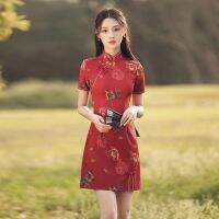 [คามิล] ชุดกระโปรง Qipao จีนสไตล์ย้อนยุคชุดกระโปรงสีแดงสไตล์กิเพ้าของผู้หญิงฮาราจูกุแบบชุดเดรสสั้นโมเดิร์นสไตล์ตะวันออก