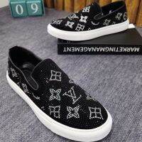 SPOT ใหม่ L.V ฤดูร้อนรองเท้าลำลองผู้ชาย Rhinestone รองเท้าสไตล์เกาหลีอเนกประสงค์ One Pedal Loafer Breathable Board รองเท้าแฟชั่นเยาวชน