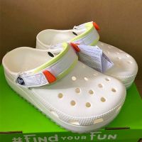 Crocs รองเท้าแตะและรองเท้าแตะสำหรับผู้ชายและผู้หญิงรุ่นใหม่ของ