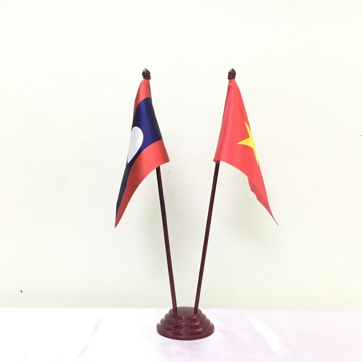 Cờ đế gỗ cắm 2 cờ Việt Nam - Lào: Cờ đế gỗ cắm 2 cờ Việt Nam - Lào là sản phẩm thú vị và độc đáo, mang lại tính thẩm mỹ cao cho không gian trang trí của bạn. Với thiết kế độc đáo theo tiêu chuẩn của cả hai nước, chiếc cờ đế gỗ sẽ là sự lựa chọn tuyệt vời để thể hiện tình yêu đối với hai quốc gia anh em.