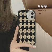 Apple iPhone 14/13/12/11 /X/xs/xr เคสโทรศัพท์มือถือย้อนยุคสีดำและสีขาวลายตารางรูปเพชร13 Pro Max เคสโทรศัพท์มือถือ14 Plus เคสป้องกันโทรศัพท์มือถือปองกันโดยทำให้หนาขึ้นฤดูใบไม้ร่วง12 Mini เคสโทรศัพท์มือถือที่เรียบง่ายและล้อมรอบอย่างเต็มที่